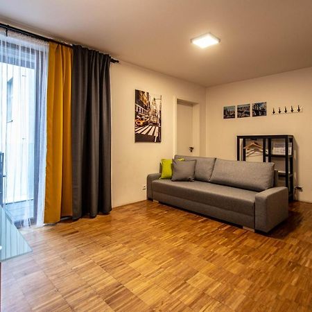 Modern Apartment With Balcony And Garage براغ المظهر الخارجي الصورة