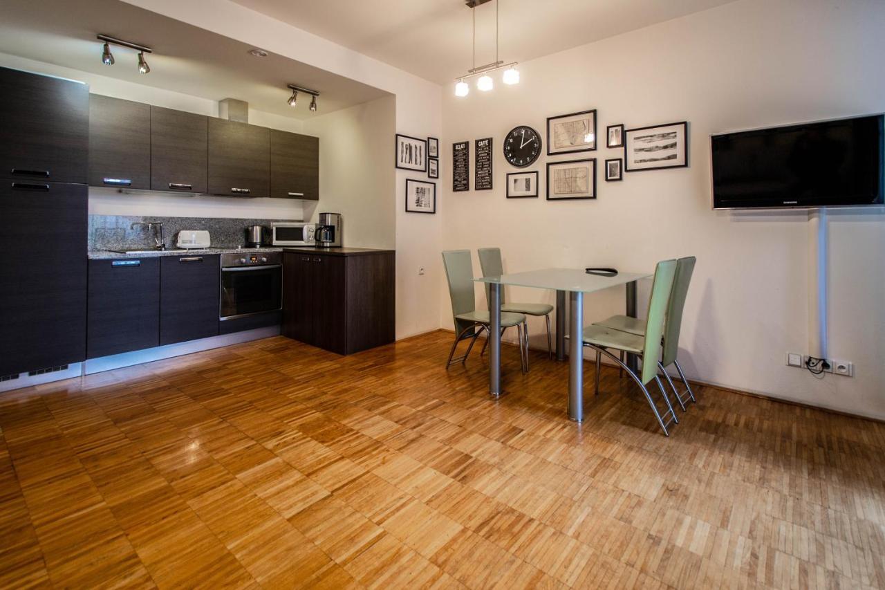 Modern Apartment With Balcony And Garage براغ المظهر الخارجي الصورة