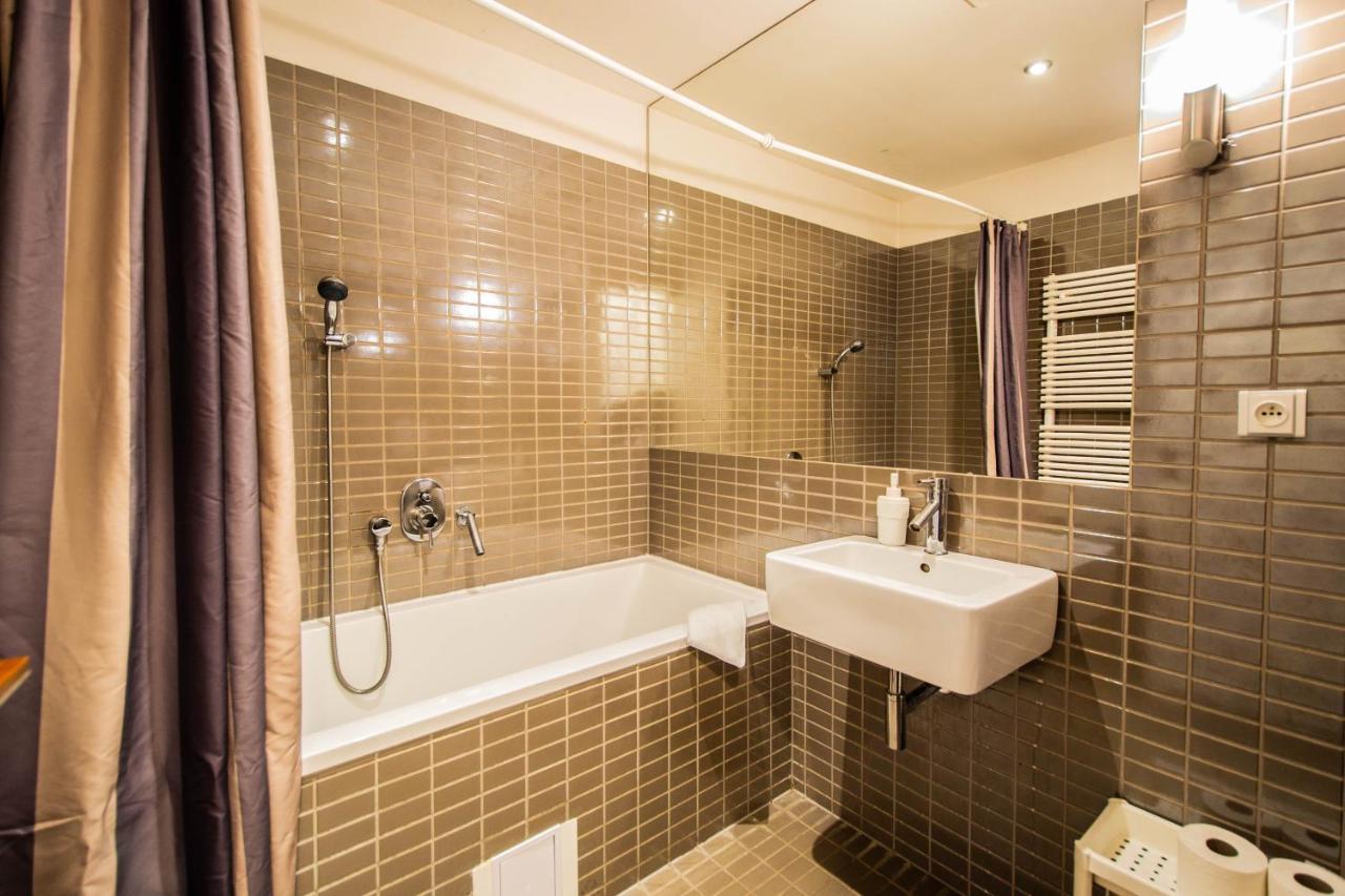 Modern Apartment With Balcony And Garage براغ المظهر الخارجي الصورة