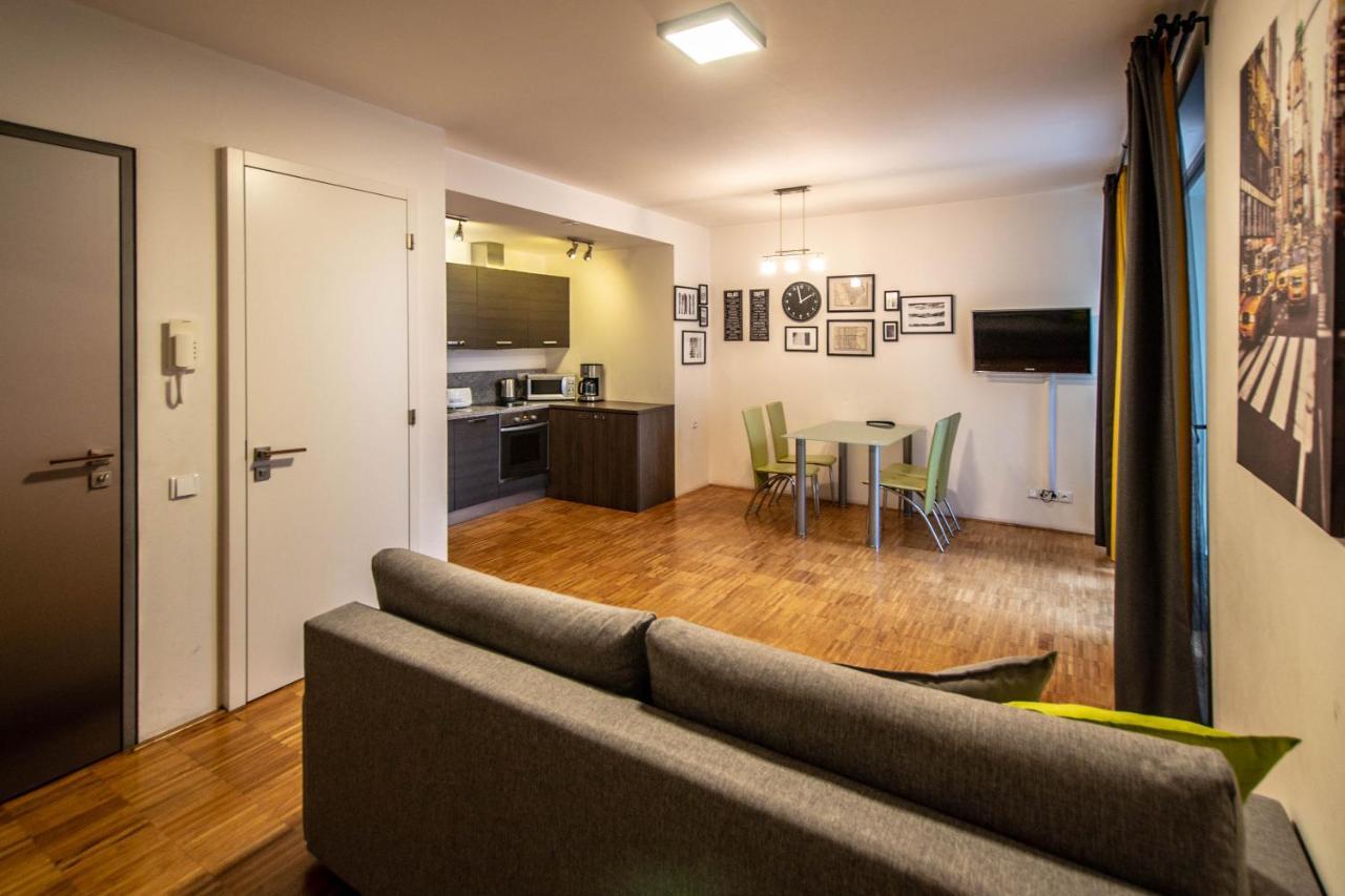 Modern Apartment With Balcony And Garage براغ المظهر الخارجي الصورة
