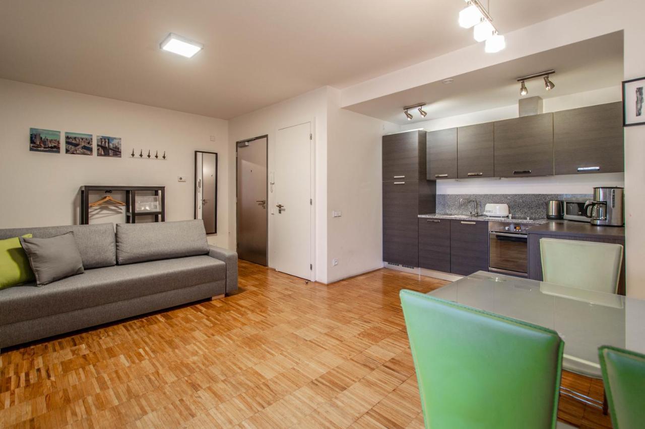 Modern Apartment With Balcony And Garage براغ المظهر الخارجي الصورة